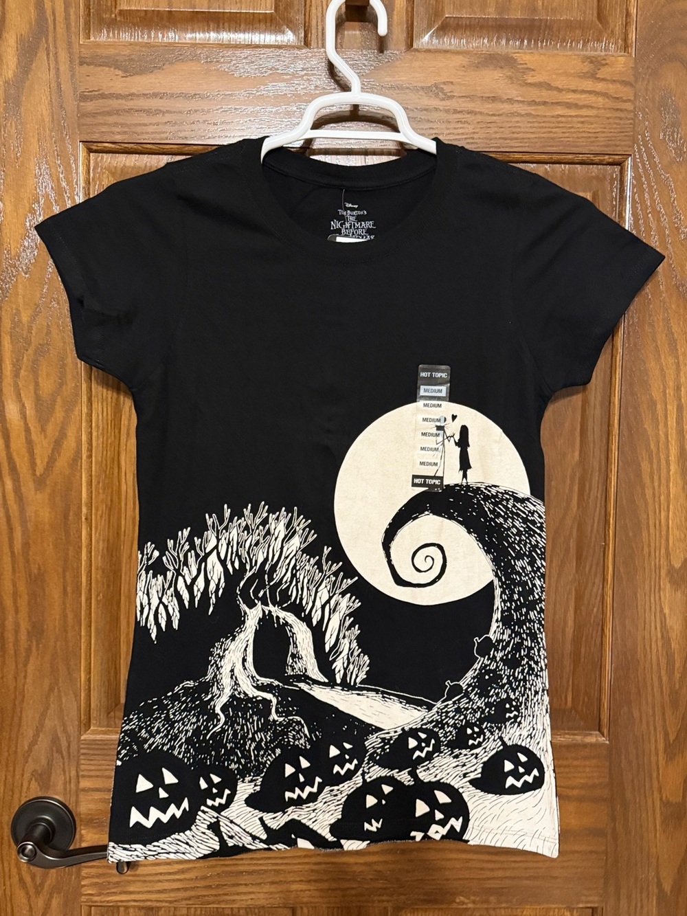 NWT Hot Topic Size M The Night Before Christmas Spiral Hill Black/Cream T-shirt